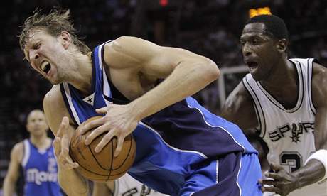 Dirk Nowitzki (vlevo) z Dallasu Mavericks je faulovn Antoniem McDyessem ze San Antonia Spurs