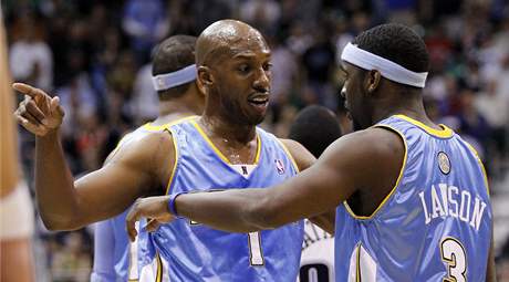 Chauncey Billups (vlevo) a Ty Lawson z Denveru nuggets debatuj, co se zpasem proti Utahu Jazz