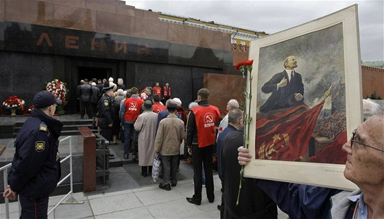 Rutí komunisté ekají ve front ped Leninovým mauzoleem. (22. dubna 2010)