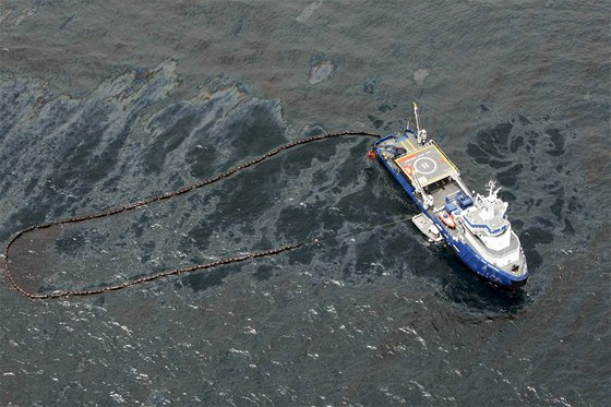 Amerití záchranái likvidují ropnou skvrnu po explozi ropné ploiny Deepwater Horizon (26. dubna 2010)