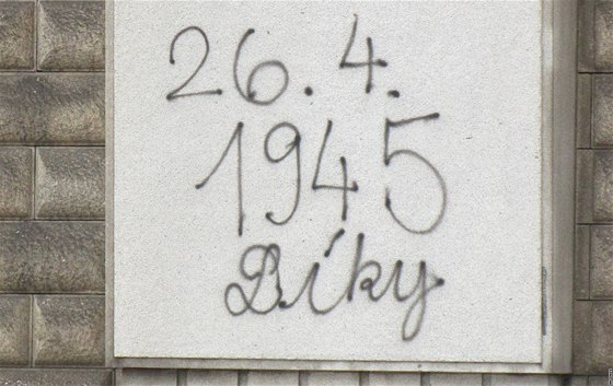Posprejovaný pomník rudoarmějce na Moravském náměstí v Brně. (20. 4. 2010)