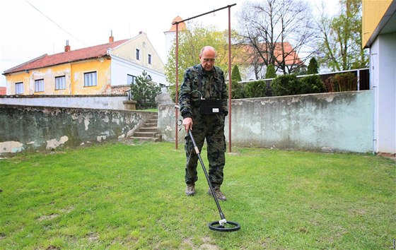 Policejní pyrotechnik Vladimír Boek pi hledání bomby ze 2. svtové války na kolním dvoe v Boeticích.