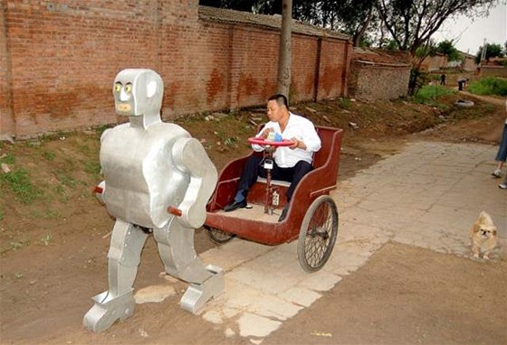 Farmá Wu Jü-lu se svým podomácku vyrobeným robotem íslo 25