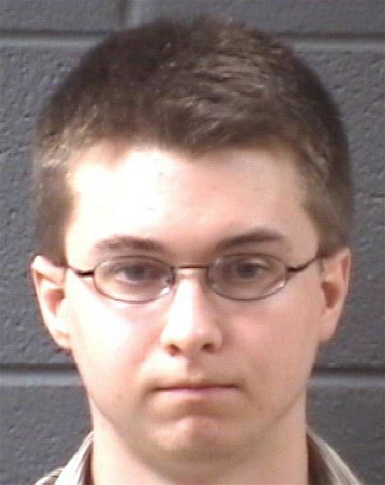 Tiadvacetiletý Joseph Sean McVey se pohyboval po parkoviti ashevillského letit se zbraní v ruce. (25. dubna 2010) 
