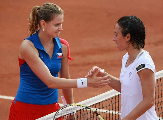 Lucie afáová (vlevo) gratuluje své pemoitelce Francesce Schiavoneové v semifinále Fed Cupu