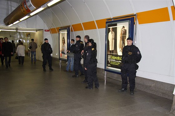 Cizinecká policie pi kontrolní akci v praském metru (22.4.2010)