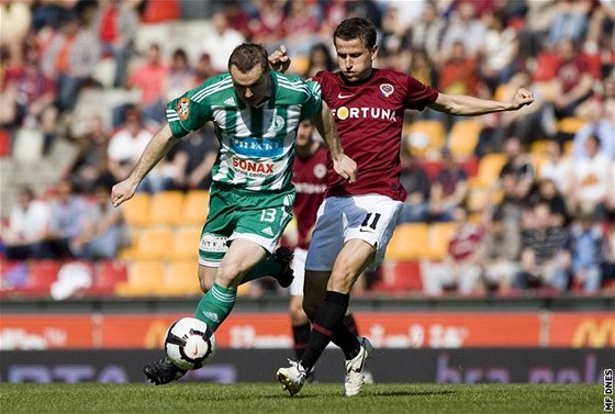 Jaroslav Dittrich (vlevo) z Bohemians Praha se snaí upláchnout bránícímu sparanovi Igoru ofákovi.