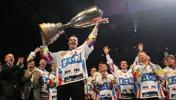 Pardubití hokejisté slaví s trofejí pro mistra republiky