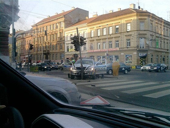 Policisté havarovali na kiovatce ulic tefánikova a Kotláská. (26. 4. 201)