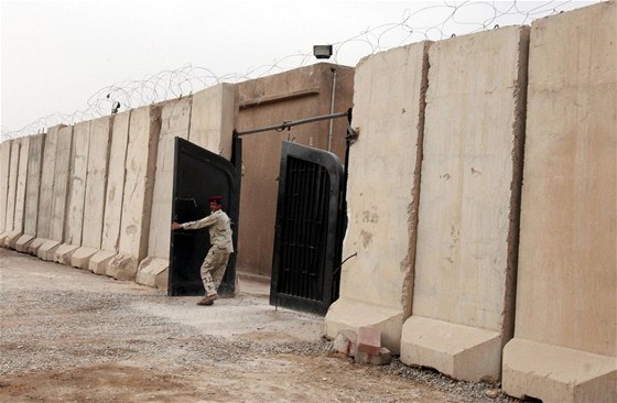 Vznice na vojenské základn Muthanna, kde irátí vyetovatelé mli muit a znásilovat vzn (22. dubna 2010)