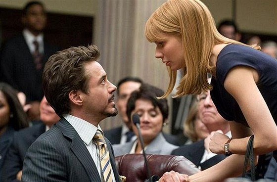 Z filmu Iron Man 2 (Robert Downey Jr. a Gwyneth Paltrowová)