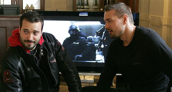 Reisér Petr Jákl a Václav Noid Bárta (vlevo) u ukázek z filmu Kajínek