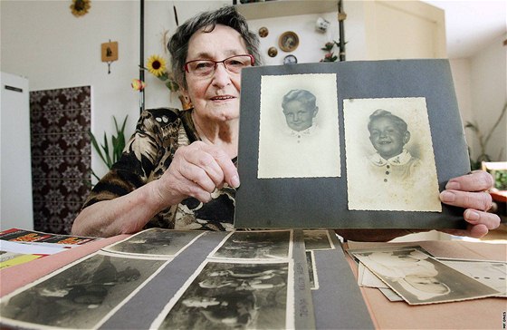 Vlasta Russová s fotografiemi syna, kvli nim odela 17. dubna 1945 díve z práce. Chtla je nechat udlat ten den, nakonec vznikly a po válce. Pesto jí zachránily ivot, díky odchodu ji toti v podniku nezabily bomby ze spojeneckých letadel.