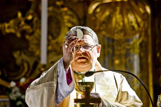 Praský arcibiskup Dominik Duka pi vysvcení Kaple sv. Prokopa (25. dubna 2010)