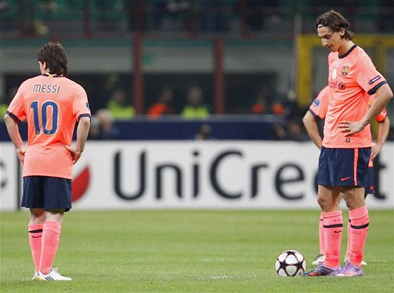 ZMAR: Lionel Messi (vlevo) a Zlatan Ibrahimovi z Barcelony proili v Milán patný zápas.