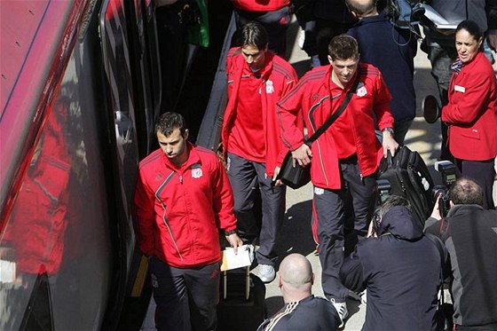 Fotbalisté Liverpoolu Mascherano, Benajun a Gerrard nastupují na nádraí v Runcornu do vlaku.