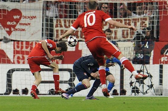 Arjen Robben z Bayernu Mnichov v semifinále Ligy mistr stílí gól Lyonu.