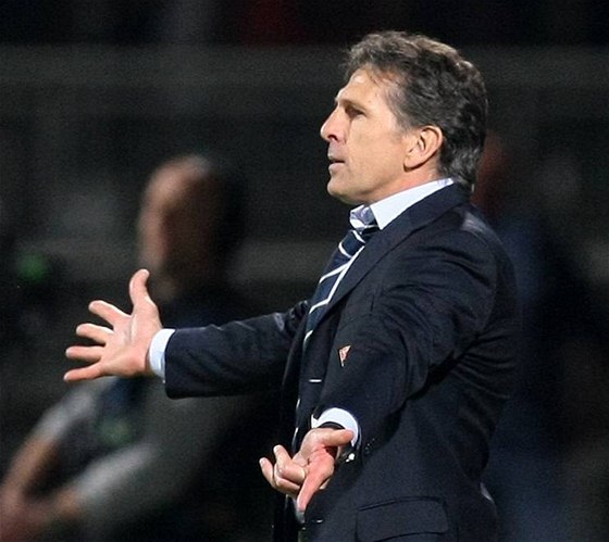 TRENÉR SE DIVÍ: kou lyonských fotbalist Claude Puel nechápe, jak jeho mustvo mohlo ze zápasu odejít s tíbrankovým debaklem; z odvetného semifinále Ligy mistr Lyon - Bayern Mnichov 