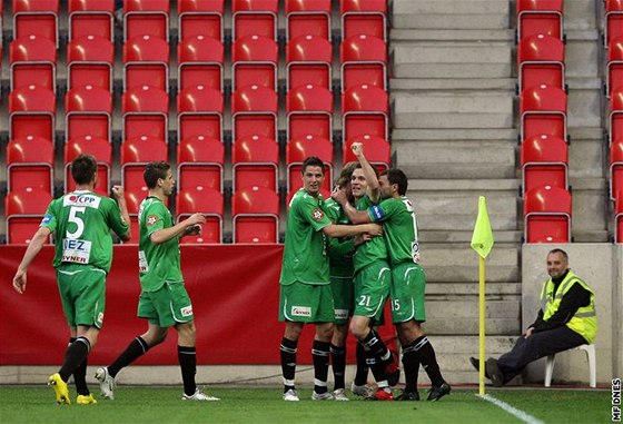 GÓL! Jablonetí fotbalisté oslavují trefu v pohárovém utkání.