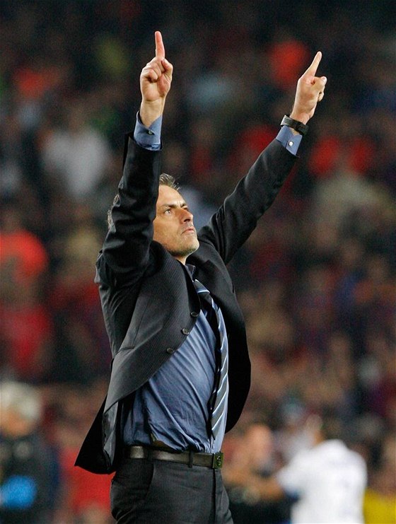 ÚSP̊NÝ. Trenér José Mourinho získal za pomrn krátkou dobu mnoho trofejí.