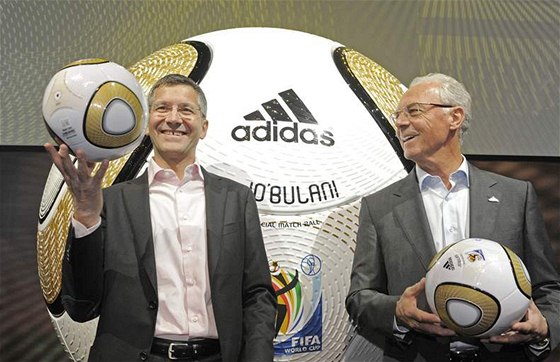 Generální editel Adidasu Herbert Hainer (vlevo) a fotbalová legenda Franz Beckenbauer prezentují zlatou variantu míe Jabulani urenou pro finálový zápas fotbalového mistrovství svta 2010.