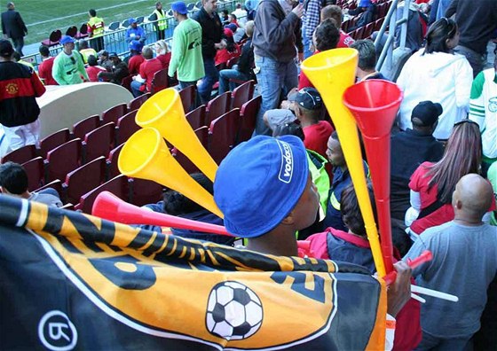 Jihoafrický fanouek s celou baterií trubek vuvuzela.