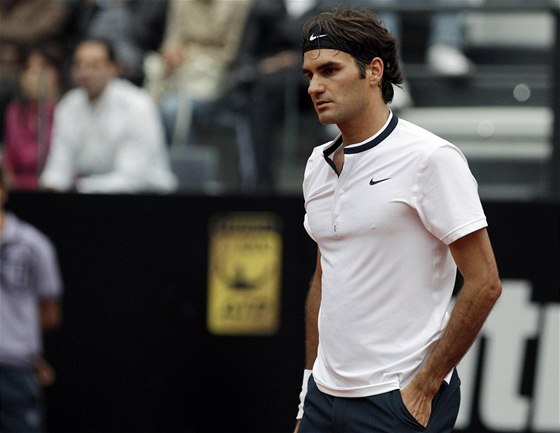 KONEC. Roger Federer prohrál na turnaji v ím pekvapiv hned úvodní zápas.