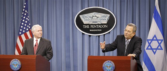 éf Pentagonu Robert Gates (vlevo) s izraelským ministrem obrany Ehudem Barakem (28. dubna 2010)