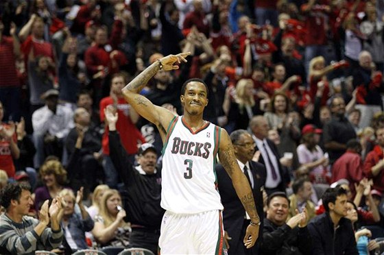 Brandon Jennings z Milwauke Bucks se raduje v prbhu duelu s Atlantou Hawks