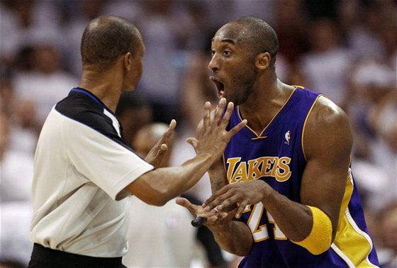 Kobe Bryant z LA Lakers se diví rozhodnutí sudího Seana Corbina