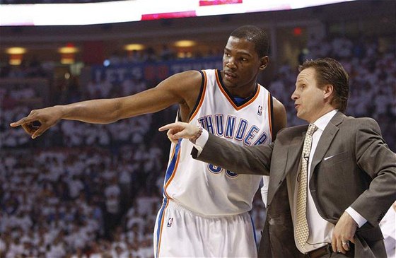 Scott Brooks, kou Oklahoma City Thunder, udílí pokyny Kevinu Durantovi