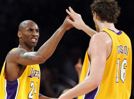 Kobe Bryant (vlevo) a Paul Gasol z LA Lakers se radují z bod proti Oklahoma City Thunder