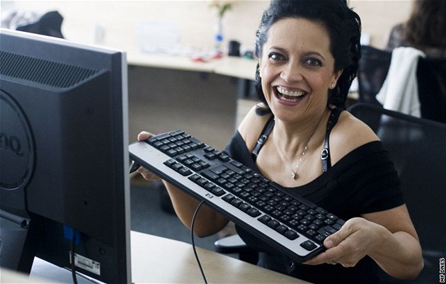 Zp�va�ka Lucie Bílá p�i on-line rozhovoru se �tená�i iDNES.cz (Praha, 22. dubna 2010)