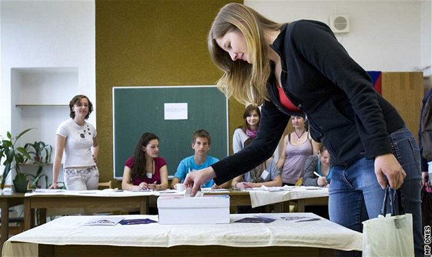 Studenti n�kterých st�edních �kol si vyzkou�eli volby nane�isto. (26. dubna 2010)