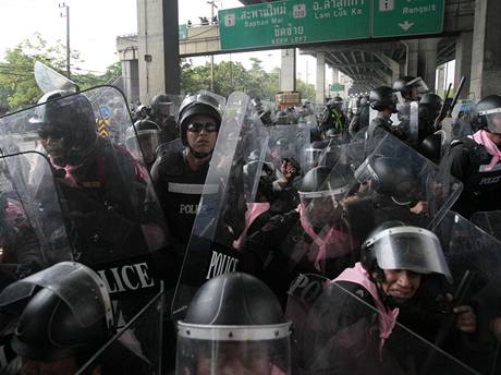 Thajt policist se stetli s demonstranty v ulicch Bangkoku (28. 4. 2010)
