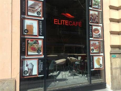 V Elite caf v Jindisk ulici  v Praze spadl za provozu sdrokartonov podhled.