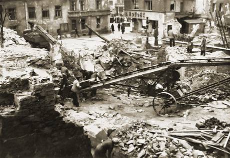 Dm, kde na dnenm Mrovm nmst sdlilo steck eznictv Houdek, zstal po bombardovn stt. Pesto v nm nalo smrt 17 lid.