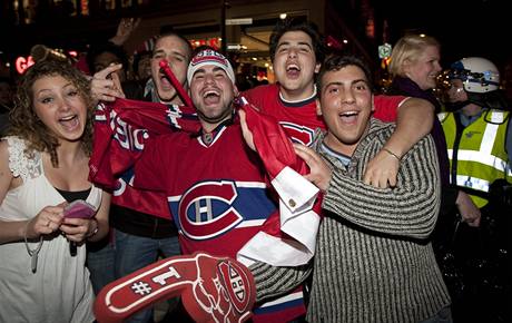 Fanouci Canadiens  slavili postup hokejist v ulicch Montrealu.