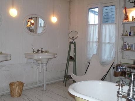 Prostorné koupelně, která je přístupná z obou částí domu, dominuje stylová vana