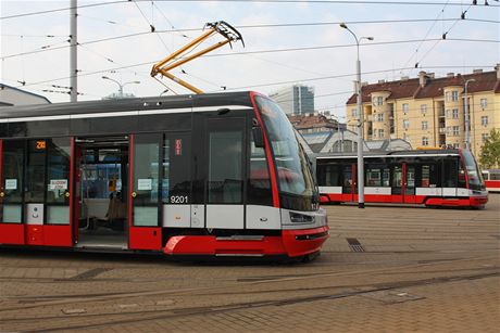 Prvn sriov prototyp tramvaje 15T