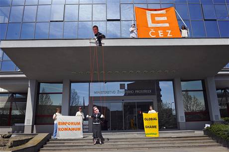 Protest aktivist z hnut Greenpeace proti souhlasnmu stanovisku Ministerstva ivotnho prosted k modernizaci Prunova