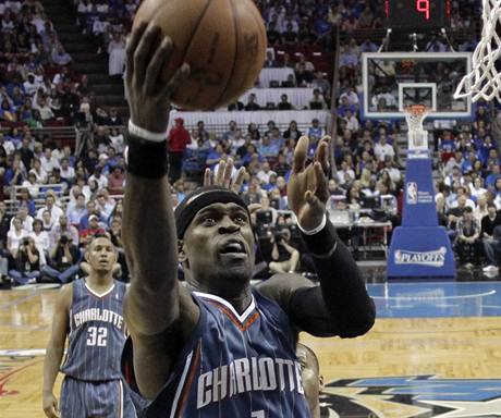 Stephen Jackson z Charlotte Bobcats zakonuje do koe Orlanda, 