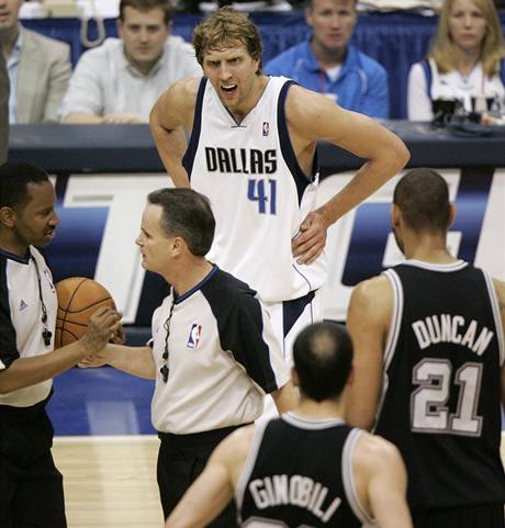 Dirk Nowitzki (v blm) z Dallasu Mavericks byl bhem duelu se San Antoniem Spurs podn rozladn. To jeho soupei Tim Duncan a Manu Ginbili mli mn dvod ke zlosti