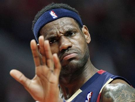 TAK TAKHLE NE! LeBron James z Clevelandu Cavaliers dil i v Chicagu proti Bulls. Na vhru to ale nestailo.