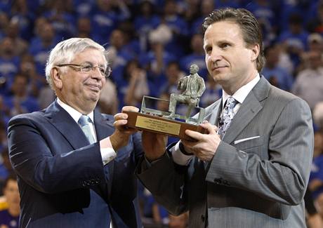 Scott Brooks (vpravo) z Oklahomy City Thunder pebr z rukou komisione NBA Davida Sterna trofej pro nejlepho koue roku