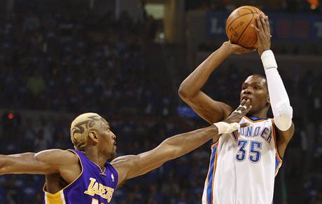 Kevin Durant (vpravo) z Oklahoma City Thunder zakonuje pes Rona Artesta z LA Lakers