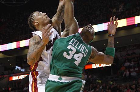 Michael Beasley (vlevo) z Miami Heat blokuje Paula Pierce z Bostonu Celtics