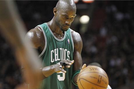 Kevin Garnett z Bostonu Celtics se chyst k trestnmu hodu ve tetm zpase s Miami Heat.