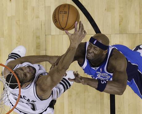 Tim Duncan (vpravo) ze San Antonia Spurs blokuje stelul Erica Dampiera z Dallasu Mavericks