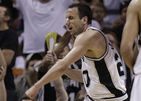 Manu Ginbili ze San Antonia Spurs slav trojkovou stelu